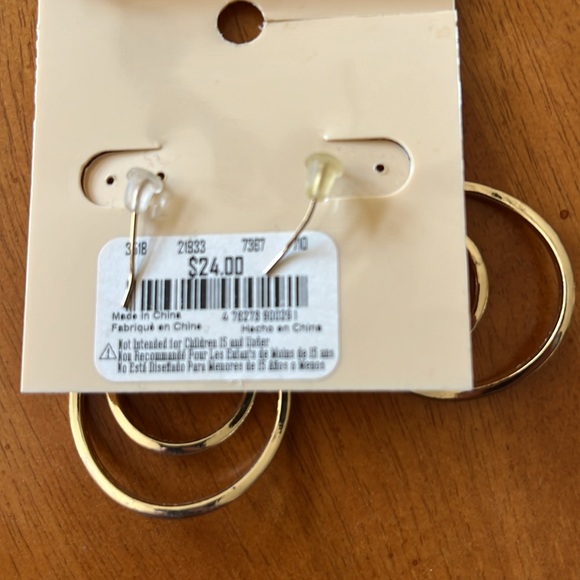 Van Heusen unworn earrings - Picture 3 of 3